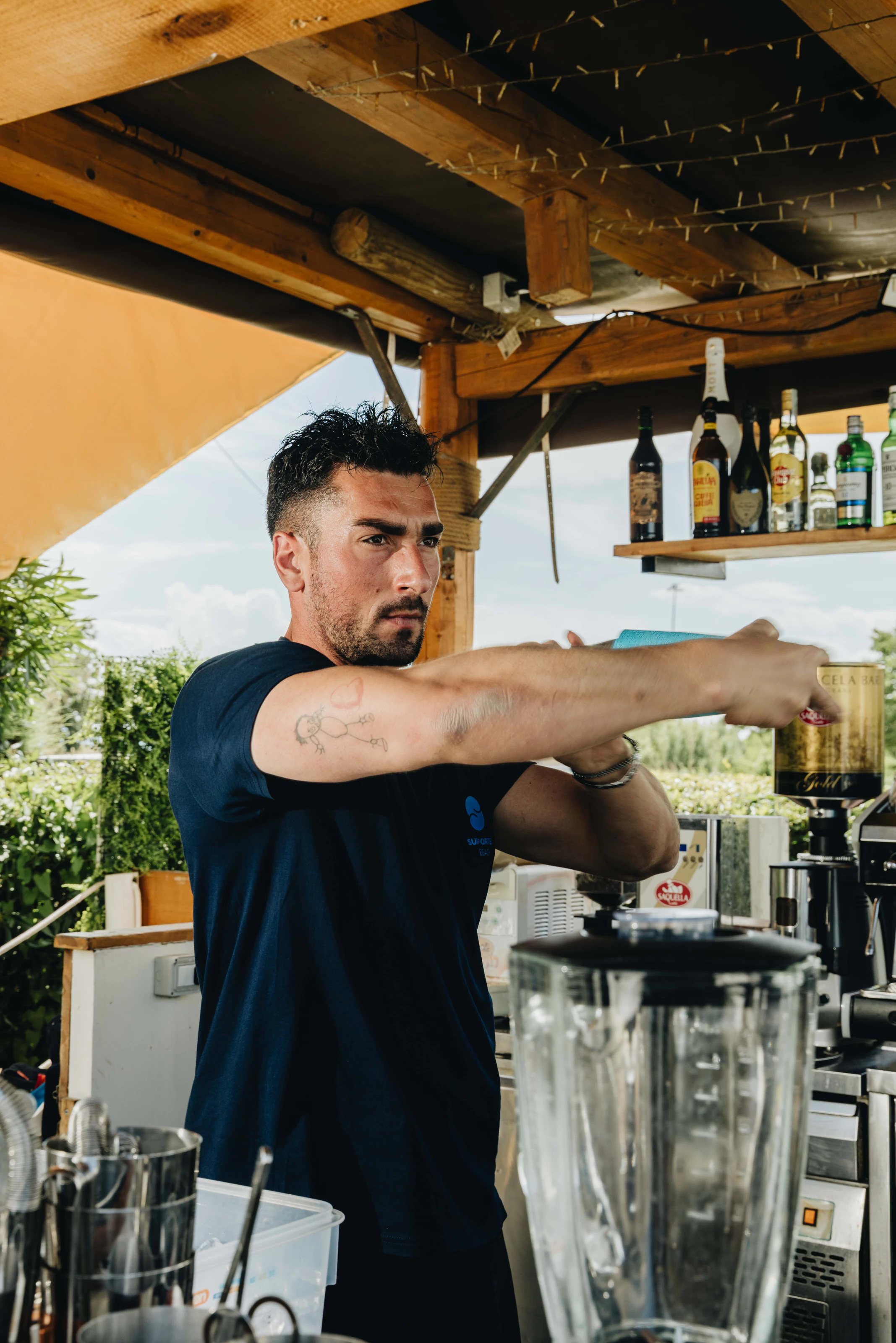 Preparazione dei drink al bar del Supporter Beach